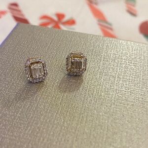 Elegant 10Kstud, diamond earrings